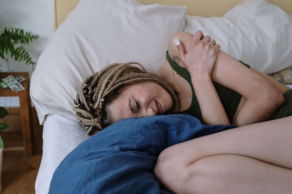 sover på sidan ont i axeln