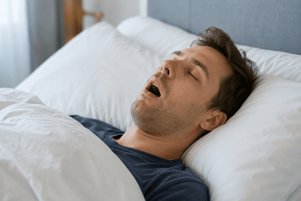 Man som sover med öppen mun