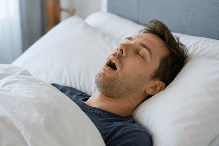Man som sover med öppen mun